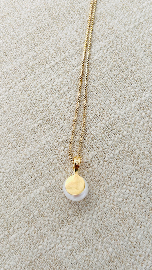 Delicate Pearl Pendant Necklace