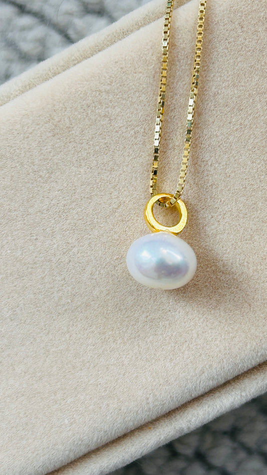 Medium Pearl Pendant Necklace