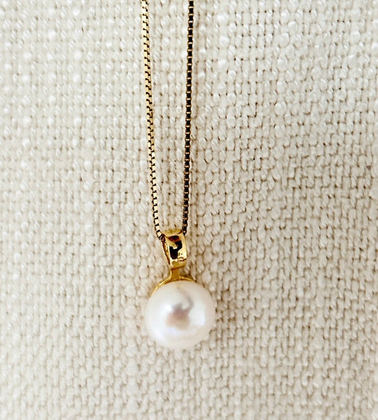 Delicate Pearl Pendant Necklace