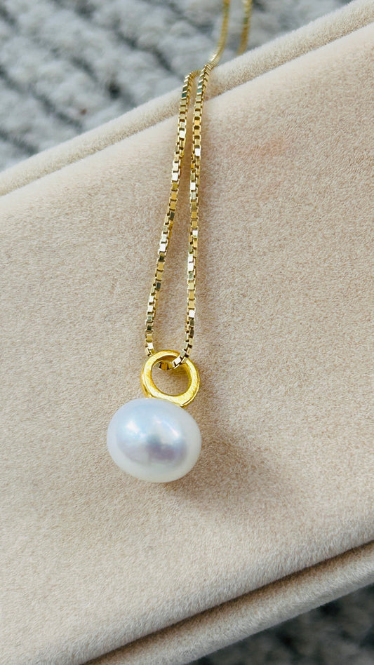 Medium Pearl Pendant Necklace